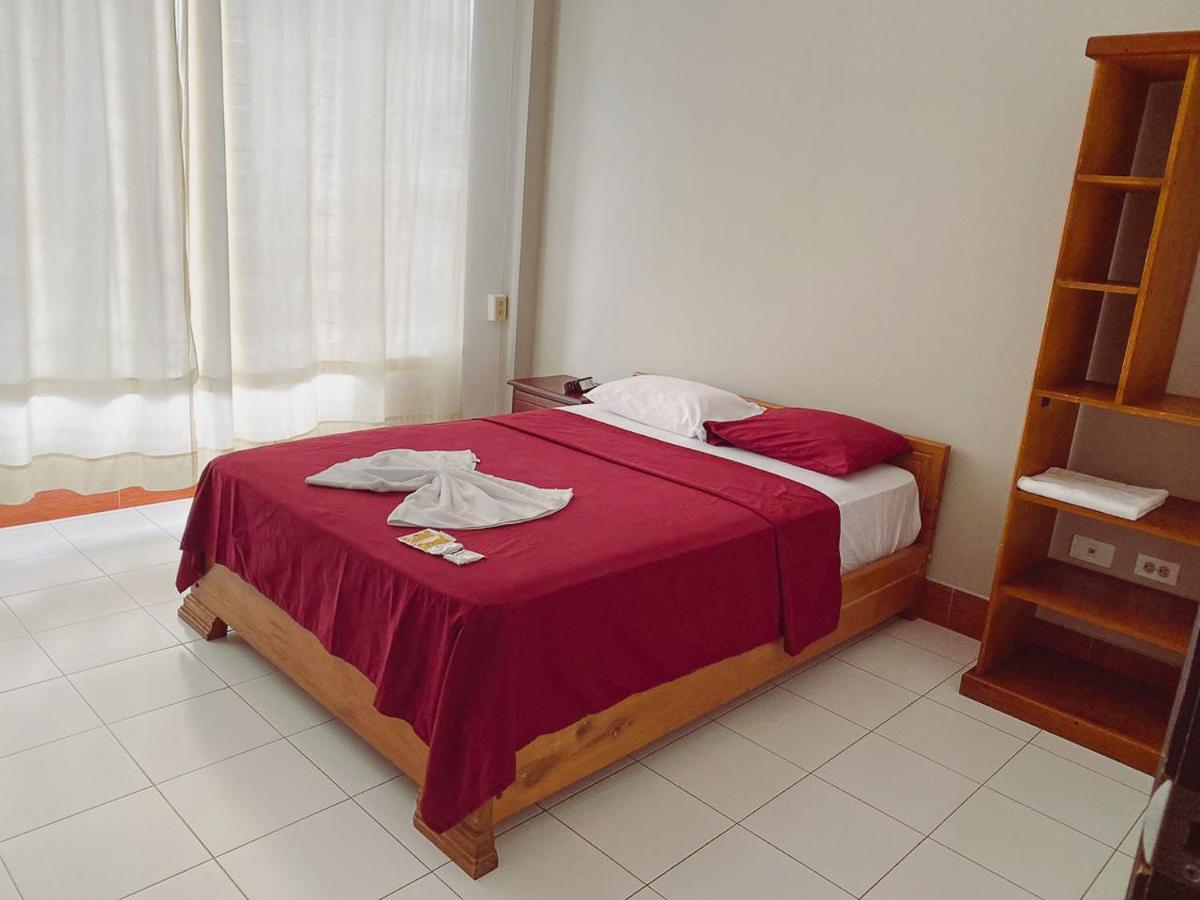 Hostal Casa Blanca Puerto Francisco de Orellana Bagian luar foto