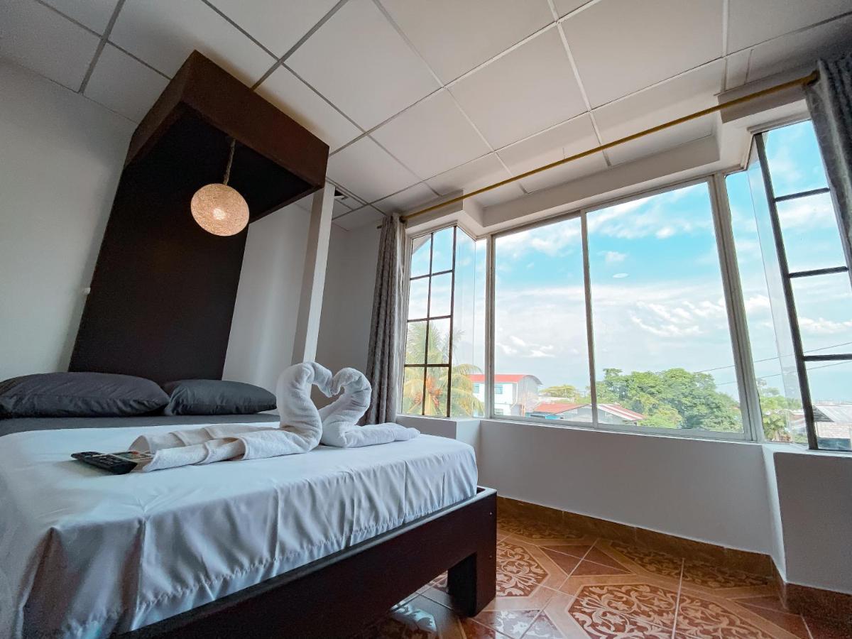 Hostal Casa Blanca Puerto Francisco de Orellana Bagian luar foto