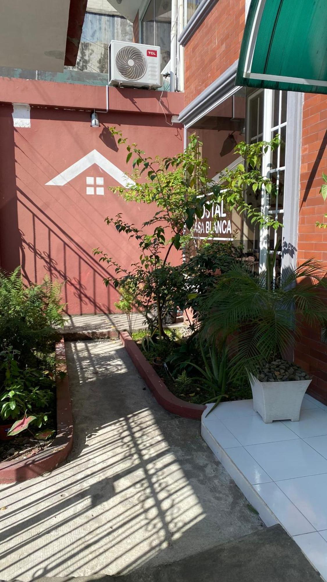 Hostal Casa Blanca Puerto Francisco de Orellana Bagian luar foto